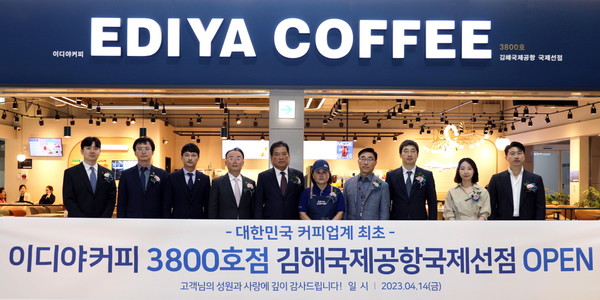 ▲이디야커피 권익범 대표(왼쪽에서 네번째)와 관계자들이 기념촬영을 하고 있다.