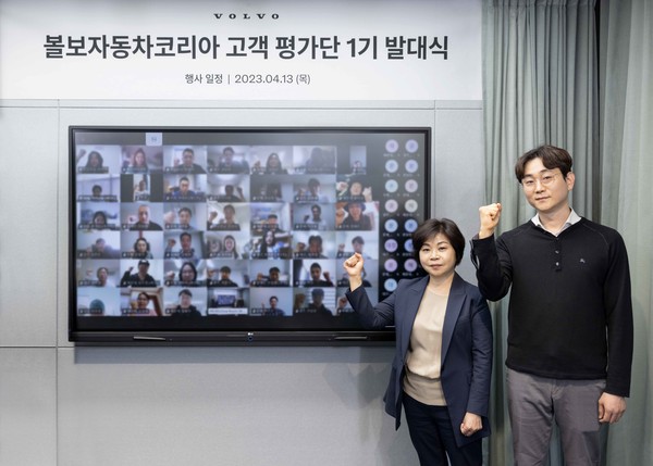 ▲볼보코리아가 '볼보자동차 고객평가단' 1기 발대식을 개최했다. 사진은 볼보자동차코리아 고객 평가단 49인과 볼보코리아 고객 서비스 총괄 송경란 전무, 고객 서비스팀 이한구 차장의 모습.