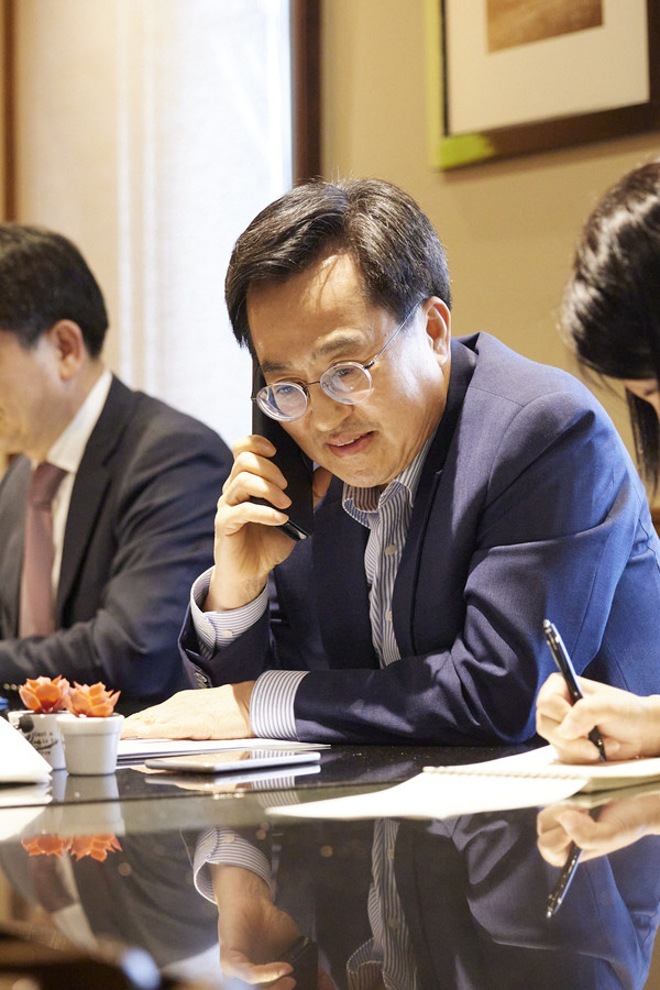 ▲글렌 영킨 버지니아 주지사와 통화하는 김동연 지사.
