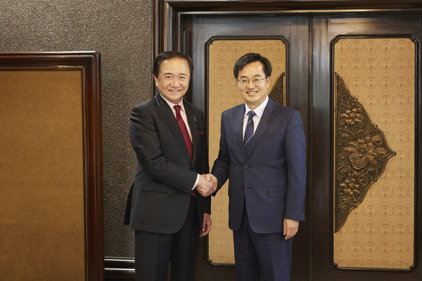 ▲김동연 경기도지사(왼쪽)가 구로이와 유지 가나가와현 지사(오른쪽)와 기념촬영을 하고 있다.