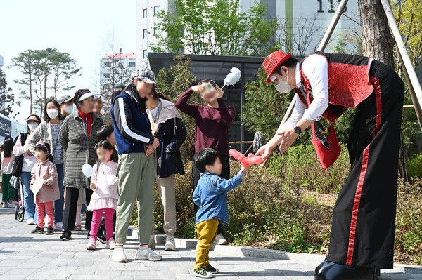 ▲ 송파시그니처롯데캐슬 단지에서 롯데캐슬 입주민들이 봄맞이 단지의 날 행사에 참여하고 있다.