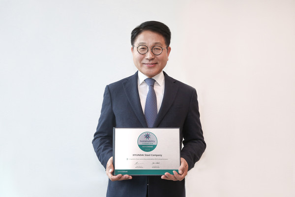 ▲현대제철이 2023 세계철강협회 지속가능성 챔피언에 선정됐다. 사진은 안동일 현대제철 사장이 2023 세계철강협회 지속가능성 챔피언 인증서와 함께 한 모습.