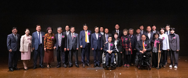 ▲김동연 경기도지사가 기념식 참석자들과 기념촬영.