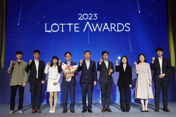 롯데 신동빈 회장(왼쪽에서 다섯번째)과 올해 대상을 받은 롯데칠성음료 소주BM팀
