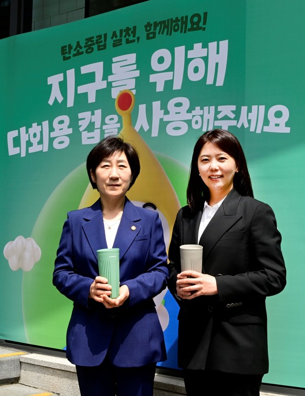 ▲한국맥도날드 김기원 대표이사(오른쪽)와 한화진 환경부 장관(왼쪽)이 ‘지구의 날’ 행사 기념 사진을 촬영하고 있다