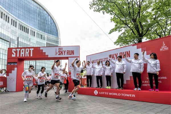 ▲ 지난 22일 오전 서울 송파구 롯데월드타워에서 열린 수직마라톤 대회 ‘스카이런(SKY RUN)’에서 참가자들이 대회 시작과 함께 출발하고 있다.