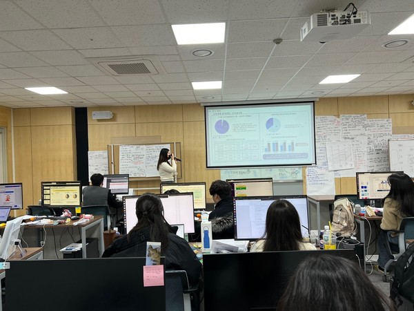 ▲AI·Big Data 아카데미 교육생들이 팀프로젝트 활동 및 발표를 진행하는 모습.
