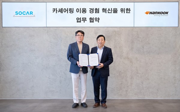 ▲한국타이어 한)PC/LT영업담당 이용관 상무(우측)와 쏘카 MX(Mobility Experience) 김신명 본부장(좌측)이 체결식에서 기념촬영을 하고 있다.