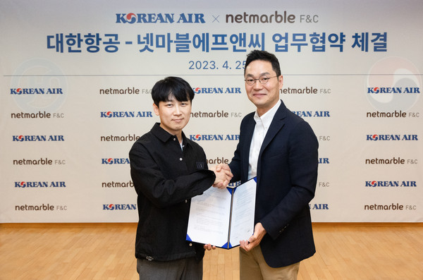 ▲장성현 대한항공 마케팅⬝IT부문 부사장(오른쪽)과 서우원 넷마블에프앤씨 대표가 기념촬영을 하고 있는 모습