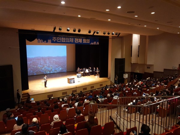 ▲ 지난 22일 LH 관계자들이 쌍문역 서측 주민설명회를 하고 있다.