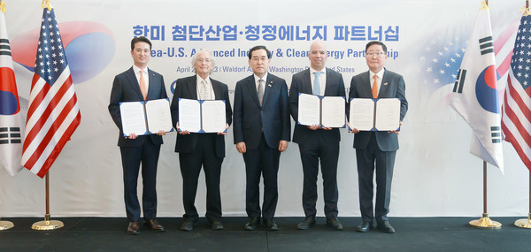 ▲(오른쪽부터) 조석 HD현대일렉트릭 사장, 로저 마르텔라 GE 최고지속경영책임자, 이창양 산업통상자원부 장관, 조지 맥나미 플러그파워 이사회 의장, 추형욱 SK E&S 사장이 25일(현지시간) 미국 워싱턴 D.C.에서 열린 '블루수소 생산·유통·활용을 위한 전주기 사업 투자 협력을 위한 업무 협약식' 행사에서 기념촬영을 하고 있다.