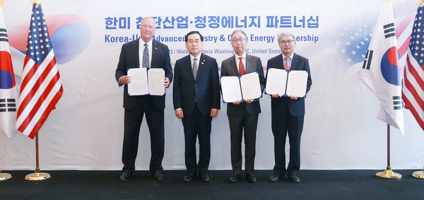 ▲25일(현지시각) 미국 워싱턴 D.C.에서 진행된 글로벌 시장 SMR사업 확대를 위한 양해각서(MOU) 체결식에서 참석자들이 기념촬영을 하고 있다. 왼쪽부터 뉴스케일파워 존 홉킨스 사장, 산업통상자원부 이창양 장관, 두산에너빌리티 박지원 회장, 한국수출입은행 윤희성 은행장.