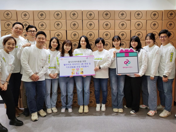 ▲서훈교 대상웰라이프 대표(왼쪽 두번째)와 임직원들이 기초 생필품 포장 봉사 후 기념 촬영을 하고 있다.