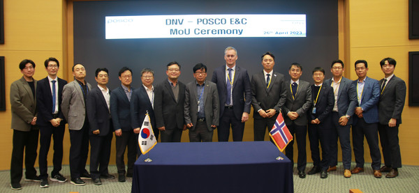 ▲ 온상웅 포스코이앤씨 인프라사업본부장(사진 왼쪽 8번째)와 케네스 바레이드 DNV 디지털솔루션 총괄책임자(왼쪽 9번째) 등 양사 관계자들이 국내 해상풍력 사업협력을 위한 업무협약 체결 후 기념 촬영을 하고 있다.