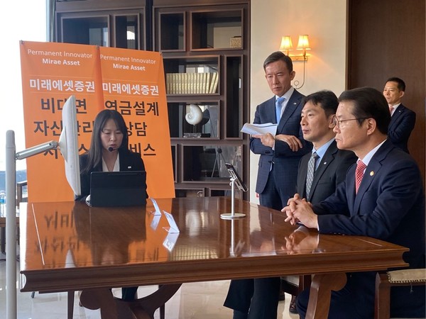 ▲이정식 고용노동부 장관, 이복현 금융감독원장이 미래에셋증권 퇴직연금 서비스 시연에 참여하고 있다.