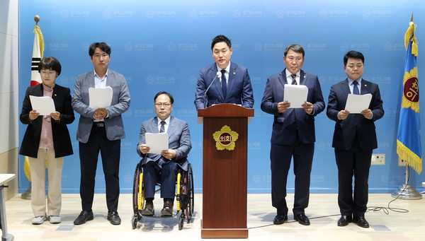 ▲TF 관계자들이 기자회견을 열고 항의하고 있다.