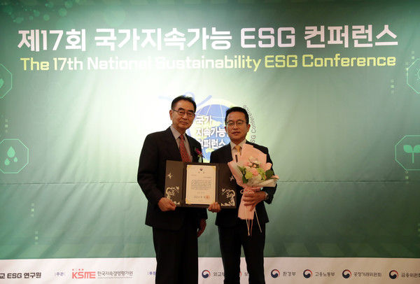 ▲한국언론인협회 성대석 회장(왼쪽), 노랑풍선 김진국 대표이사