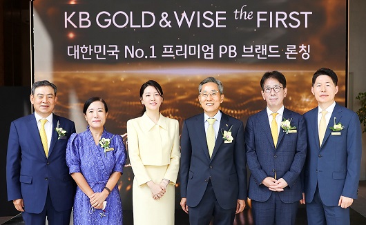 ▲ KB금융그룹은 지난해 9월 패밀리오피스 서비스를 비롯해 프리미엄 종합자산관리서비스를 원스탑으로 제공하는 초고액자산가 전용점포 'KB GOLD&WISE the FIRST'를 선보였다.
