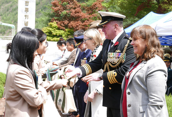 ▲제72주년 호주-뉴질랜드 가평전투 기념식에서 가평중·고 재학생에게 장학금을 전달하고 있다.