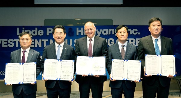 ▲ (왼쪽부터)김종기 여수부시장, 김영록 전라남도지사, 숀 더빈 린데 수석부사장, 성백석 린데코리아 대표, 김형일 ㈜한양 대표가 묘도 블루수소 생산 클러스터 조성 투자협약 후 기념 촬영을 하고 있다.