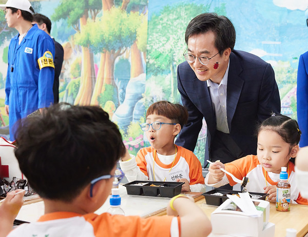 ▲김동연 지사가 어린이들과 함께 즐거운 시간을 보내고 있다.