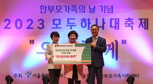 ▲(왼쪽에서 세 번째)최경호 세븐일레븐 대표이사