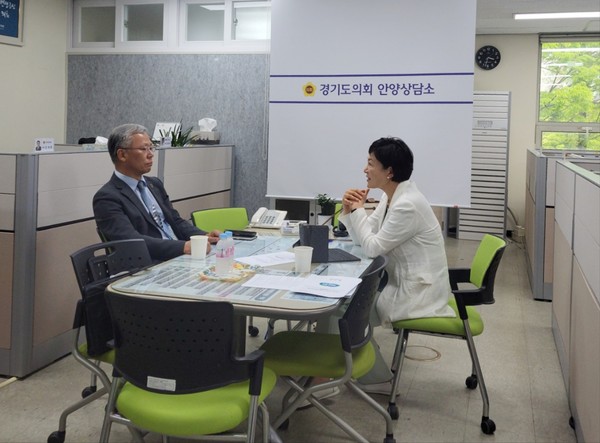 ▲이채명 의원(오른쪽)이 이한규 위원장(왼쪽)으로부터 주민 건의를 전해 듣고 있다.