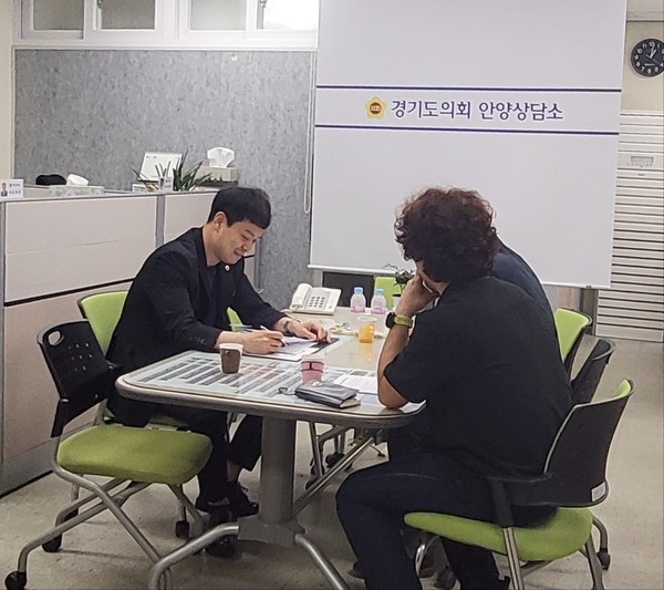 ▲유영일 의원이 업무보고를 받고 있다.