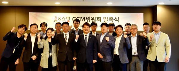 ▲(사진설명) 이원섭 홈앤쇼핑 대표(앞줄 왼쪽에서 다섯 번째)와 이성한 홈앤쇼핑 CCM위원장(앞줄 왼쪽에서 네 번째)