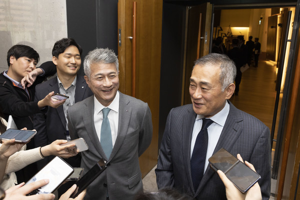 ▲동국제강 임시주주총회 종료후 장세욱 부회장(좌)과 장세주 회장(우)이 취재진 질의에 답변하고 있다.