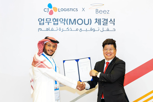 ▲강병구 CJ대한통운 글로벌부문장(왼쪽), 무사드 알말로히(Mussaad Almalohi) 비즈 로지스틱스 대표