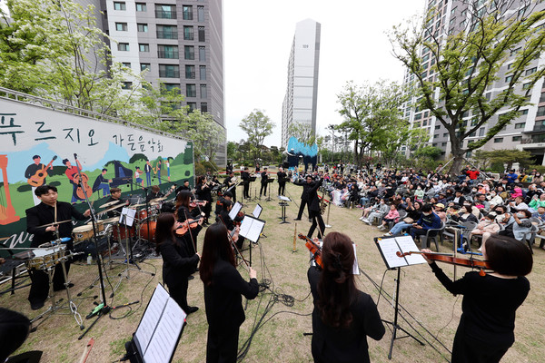 ▲ 지난 13일 '영종센트럴푸르지오자이’ 잔디광장에서 ‘푸르지오 가든 음악회’가 개최됐다.