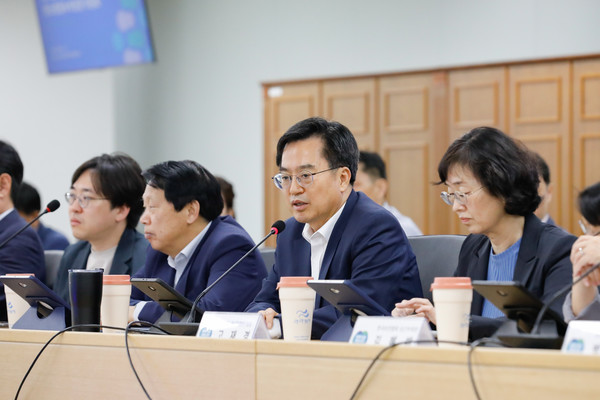 17일 오전 경기도청 다목적회의실에서 열린 탄소중립 · 녹색성장 위원회 전체회의에서 김동연 경기도지사가 인사말을 하고 있다.