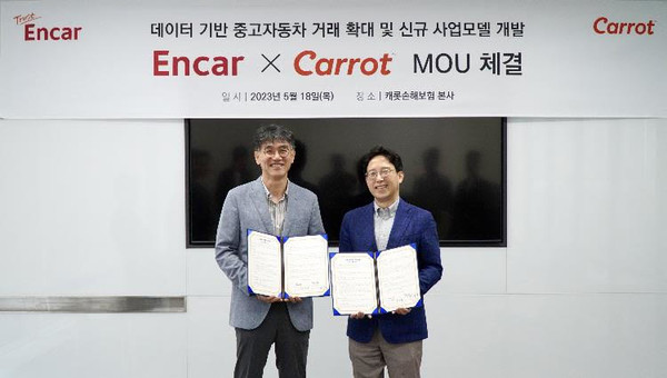 ▲18일 오후 캐롯손해보험 본사에서 엔카닷컴 박홍규 사업총괄본부장(왼쪽)과 캐롯손해보험 최영복 경영지원본부장이 중고차 거래 확대 및 신규 서비스 개발 업무협약을 체결하고 기념사진을 촬영하고 있다