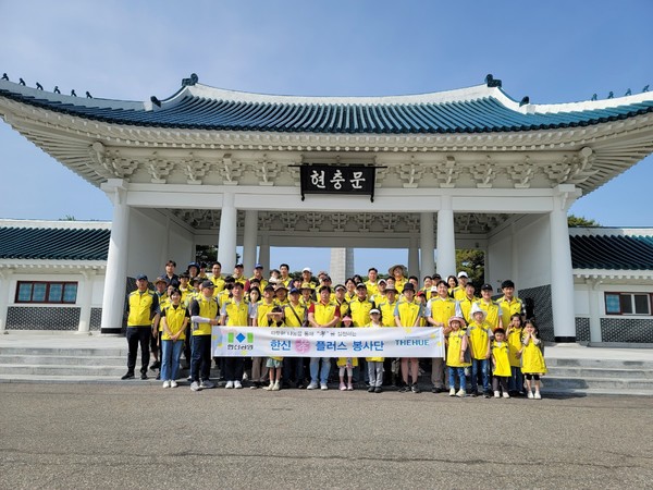 ▲ 한신공영 사내 봉사단인 ‘한신孝플러스봉사단’가 국립서울현충원에서 봉사활동을 진행 후 기념 촬영을 하고 있다.