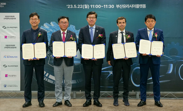 ▲르노코리아가 22일 부산역 유라시아플랫폼에서 부산광역시 및 관련 기관들과 함께 부산시 미래차 산업 생태계 구축을 위한 민관학 MOU를 체결하고 기념촬영을 하고 있다 (왼쪽부터) 김형균 부산테크노파크 원장, 이임건 부울경지역대학산학협력단장협의회장, 박형준 부산시장, 스테판 드블레즈 르노코리아 사장, 오린태 부산자동차부품공업협동조합 이사장.