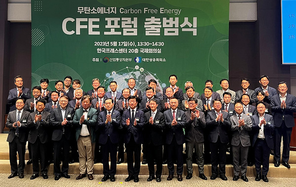 ▲포스코가 5월 17일 무탄소에너지 정책포럼에서 무탄소에너지 확대 방안을 논의하고 참석자들이 기념촬영을 하고 있다.