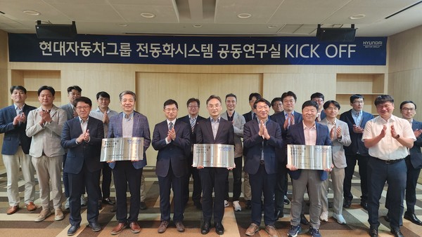 ▲(앞줄 왼쪽부터) 현대차·기아 전동화구동설계실 홍한기 상무, 서울과학기술대 최세완 교수, 현대차·기아 전동화설계센터 정진환 상무, 서울대 하정익 교수, 현대차·기아 전력변환설계실 주정홍 실장, 충남대 최장영 교수가 행사 후 사진촬영을 하는 모습.