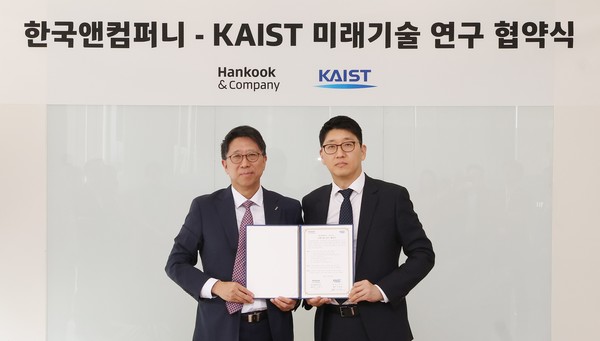 ▲KAIST 이동만 교학부총장(좌측)과 한국앤컴퍼니 김성진 디지털전략실장(우측)이 협약식에서 기념촬영을 하고 있다.