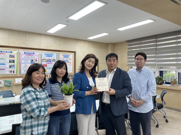 ▲(사진 왼쪽 3번째부터) 우숙경 숭미초 교장, 강진구 금호타이어 경영지원팀장이 교실숲 조성을 기념하여 사진촬영을 하고 있다.