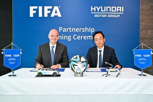 ▲현대차그룹 기획조정실장 김걸 사장(오른쪽)과 지안니 인판티노 FIFA 회장(왼쪽)이 조인식 이후 기념 촬영을 하고 있다.