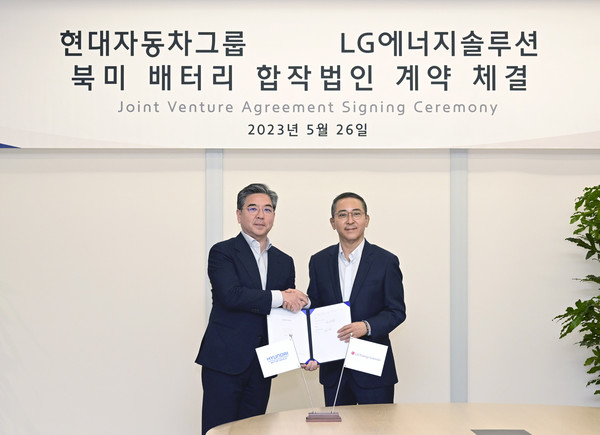 ▲(왼쪽부터) 현대차 대표이사 장재훈 사장, LG에너지솔루션 대표이사 권영수 부회장.