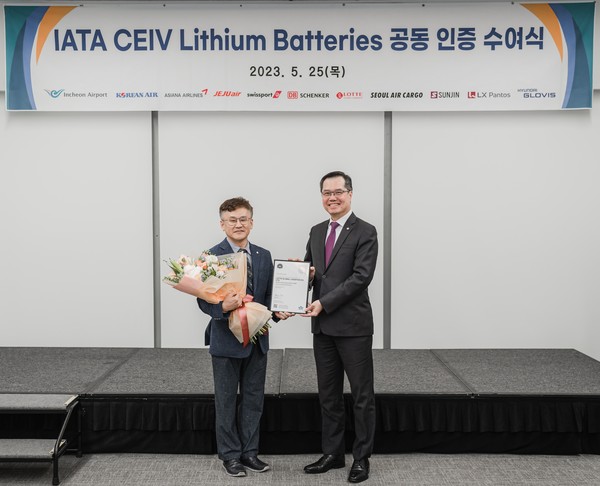 ▲조창락 롯데글로벌로지스 포워딩부문장(왼쪽), 필립 고 국제항공운송협회(IATA) 아태지역본부 부사장