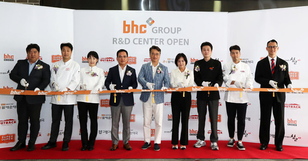 ▲박현종 bhc그룹 회장(왼쪽에서 5번째)과 임금옥 bhc그룹 대표(왼쪽에서 4번째)가 관계자들과 함께 테이프 커팅을 하고 있다.