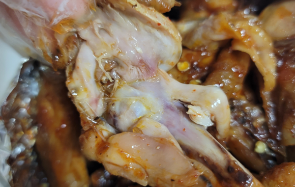 ▲덜 익은 닭이 배달됐다는 제보는 단골 민원이다.