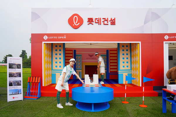 ▲ KLPGA 2023 롯데오픈 ‘롯데건설 부스’에서 모델들이 체험을 진행하고 있다.