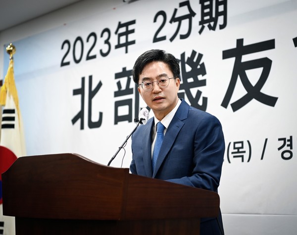 ▲김동연 경기도지사가 위촉식을 통해 신임 위원들을 격려하고 있다.