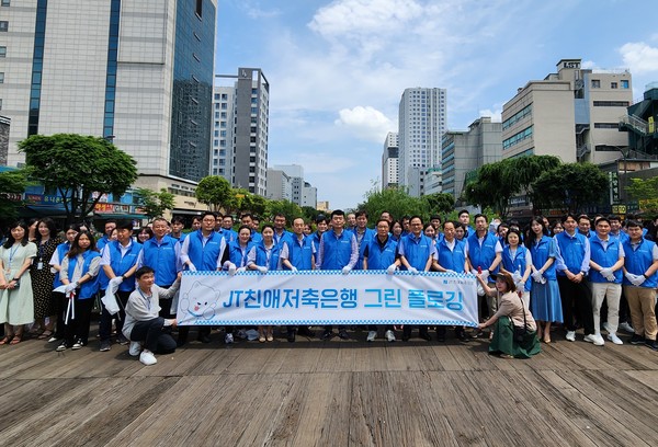 ▲ JT친애저축은행 임직원들이 을지로 청계천 일대에서 플로깅 봉사활동 후 기념사진을 촬영하고 있다.