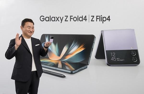 ▲노태문 삼성전자 MX사업부장이 지난해 8월 갤럭시 언팩에서 갤럭시 Z 플립4와 갤럭시Z폴드4를 소개하고 있다.