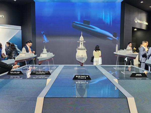 ▲이번 전시회에서 한화오션은 울산급 배치3 호위함을 비롯해 총 4종의 수상함을 전시했다.